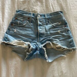 Levi 501 shorts in Medium blue